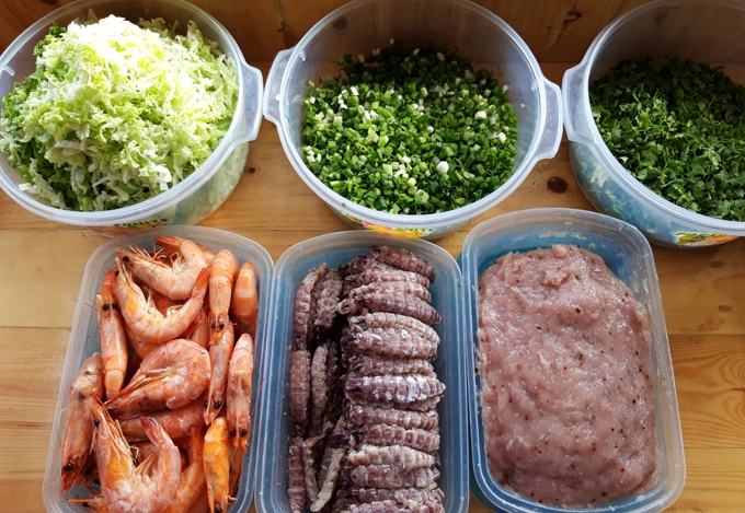 Tôm tươi, chả cá thác lác, tôm tít là những nguyên liệu tươi ngon làm nên tô bún quậy mang nét đặc trưng Cần Thơ. Tôm tươi, chả cá thác lác, tôm tít là những nguyên liệu tươi ngon làm nên tô bún quậy mang nét đặc trưng Cần Thơ.