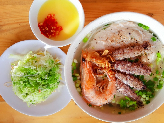 Ngoài nguyên liệu tươi ngon, nước chấm được xem là nét độc đáo giúp món ăn thêm thơm ngon, đậm đà. Ngoài nguyên liệu tươi ngon, nước chấm được xem là nét độc đáo giúp món ăn thêm thơm ngon, đậm đà.