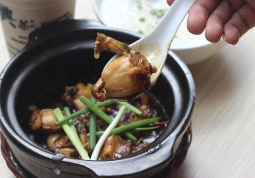 Cháo ếch là món ăn lý tưởng trong ngày giá lạnh ở Hà Nội bởi vị cay nóng sực lên tận mũi. Ảnh: Lozi
