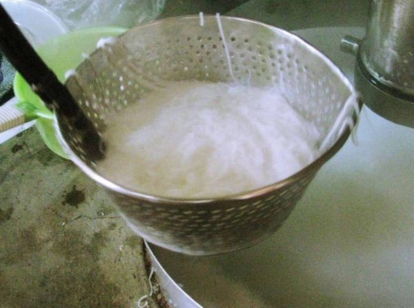 Ăn tới đâu bún ép tới đó. Ăn tới đâu bún ép tới đó.