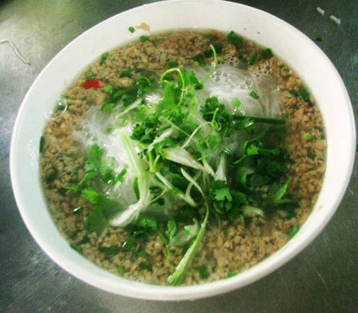 Tôm đất ngon giã nhuyễn, cho nước gạo đun sôi vào tô, quậy đều cho tôm chín mới cho vào tô bún. Tôm đất ngon giã nhuyễn, cho nước gạo đun sôi vào tô, quậy đều cho tôm chín mới cho vào tô bún.