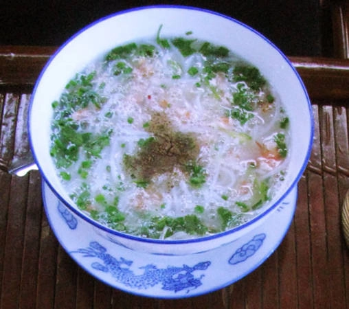 Bún tôm ăn kèm với bánh tráng gạo nướng chín, muối ớt bột. Bún tôm ăn kèm với bánh tráng gạo nướng chín, muối ớt bột.
