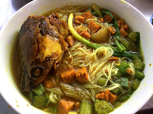 Tô bún bình dân trông không bắt mắt nhưng khá thú vị khi ăn. Ảnh: Thiên Chương Tô bún bình dân trông không bắt mắt nhưng khá thú vị khi ăn. Ảnh: Thiên Chương