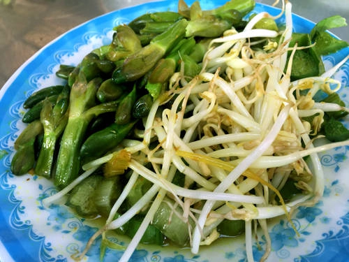 Kèo nèo và giá là hai thứ ăn kèm với bún Xiêm Lo. Ảnh: Thiên Chương Kèo nèo và giá là hai thứ ăn kèm với bún Xiêm Lo. Ảnh: Thiên Chương