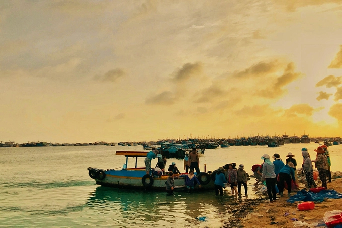 Đảo Phú Quý hay còn gọi là Cù Lao Thu nằm cách Phan Thiết (Bình Thuận) 120 km. Đây là điểm đến được nhiều bạn trẻ đam mê du lịch ưa thích trong thời gian gần đây. Các dịch vụ du lịch ở Cù Lao Thu đang phát triển, đảo hoang sơ, biển sạch, đẹp, nhiều món hải sản ngon.  Hiện phương tiện duy nhất để lên đảo là tàu biển, mất khoảng 4 - 6 giờ tùy loại, bao gồm giường nằm và ghế ngồi, phòng quạt và phòng máy lạnh.  Tờ mờ sáng, tại cầu cảng Phú Quý, nhiều ghe thuyền chở đầy ắp hải sản tươi sống bắt đầu cập vào. Đây cũng là thời điểm thích hợp cho du khách bắt đầu ngày mới trên đảo.