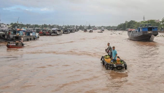 Chợ nổi Cái Răng nằm cách trung tâm thành phố Cần Thơ khoảng 5 km và mất 30 phút di chuyển bằng thuyền từ bến Ninh Kiều. Hình thành từ đầu thế kỷ 20 để phục vụ nhu cầu mua bán trong vùng, Cái Răng hiện là một trong ba chợ nổi lớn nhất miền Tây Nam Bộ, với hơn 300 ghe tụ họp mỗi ngày.