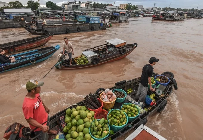 Chợ Cái Răng họp từ 5h, nhộp nhịp nhất lúc 6h – 8h rồi vãn dần. Khách tham quan thường đến đây từ sáng sớm để đón bình minh và cảm nhận không khí đông vui dần về sáng của khu chợ. Các ghe nhỏ thường tới thuyền chở khách để mời mua trái cây hay đồ ăn sáng, nước giải khát.