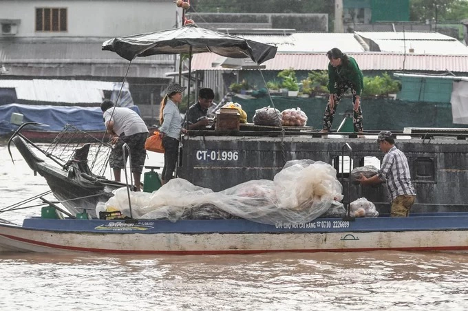 Người dân buôn bán với nhau từ ghe này qua ghe khác bằng cách tung hứng hoặc chuyền tay các món đồ. Các mặt hàng chủ yếu tại chợ là nông sản, đồ thủ công và nhu yếu phẩm. Khi hoà mình vào không khí của buổi chợ, du khách có thể trông thấy cảnh sinh hoạt của những gia đình sống trên ghe, như những căn hộ di động với đầy đủ tivi, bếp nấu, cây cảnh…