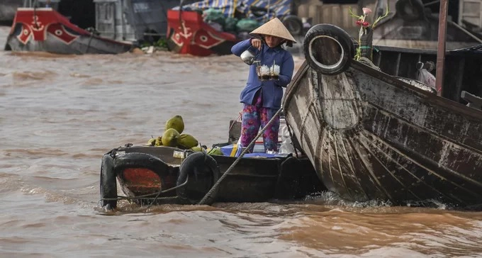 Chủ ghe bán đồ giải khát đang pha cà phê đen đá cho khách. Nhiều chiếc ghe còn có con mắt, được người dân sông nước tin rằng sẽ mang đến linh hồn cho ghe để xua đuổi thuỷ quái, thuồng luồng. Căn cứ vào hình dáng, màu sắc của mắt và mũi ghe, người ta có thể biết được xuất xứ cũng như phạm vi hoạt động của thuyền bè ở từng vùng.