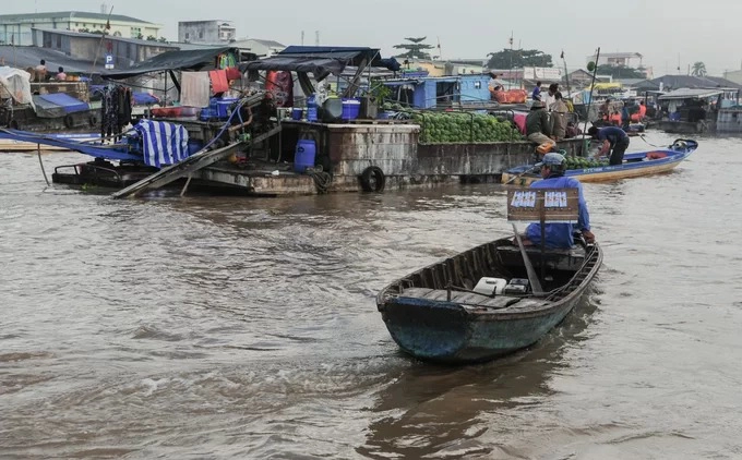 Một ghe bán vé số tại chợ. Ngày nay có khoảng mười chợ nổi còn tồn tại ở miền Tây tương tự chợ nổi Cái Răng nhưng quy mô đang bị thu hẹp bởi giao thông đường bộ phát triển, việc giao thương thuận tiện hơn. Theo thống kê của cơ quan du lịch địa phương, số thuyền hiện nay đã giảm 550 chiếc so với năm 2005.