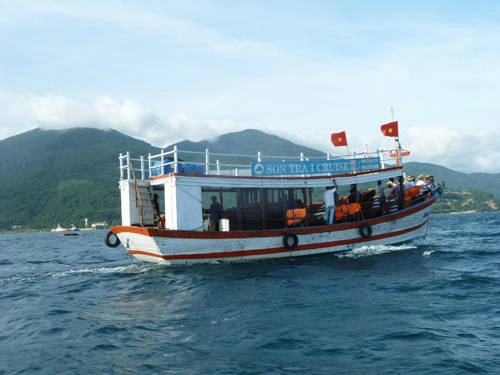 16g chiều, chiếc tàu du lịch Sơn Trà 1 Cruise được chuyển hoán từ tàu đánh cá bắt đầu đưa đoàn khảo sát rời bến (Ảnh: HC)