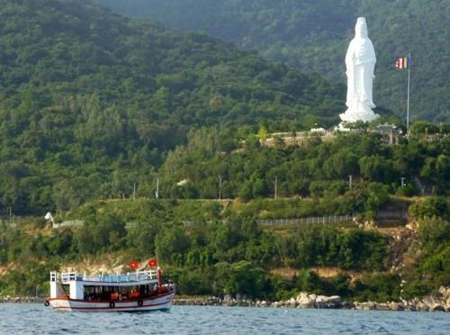 Tàu đi qua bãi Bụt, nơi có tượng Phật Bà Quan Âm cao nhất Việt Nam đang ngày đêm phù hộ cho những chuyến tàu ra khơi được bình an