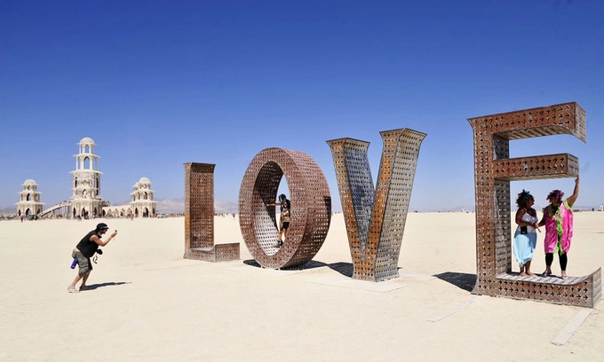 Các hoạt động kỳ lạ Đằng sau cánh cửa của Burning Man là những trò chơi điên rồ nhất bạn có thể tưởng tượng như lớp học đánh nhau, các bữa tiệc khỏa thân trong bọt xà phòng... Tuy nhiên, sự kiện nổi bật nhất của lễ hội chính là đêm thứ bảy cuối cùng - lễ đốt hình nộm khổng lồ "The Man". Các hoạt động kỳ lạ Đằng sau cánh cửa của Burning Man là những trò chơi điên rồ nhất bạn có thể tưởng tượng như lớp học đánh nhau, các bữa tiệc khỏa thân trong bọt xà phòng... Tuy nhiên, sự kiện nổi bật nhất của lễ hội chính là đêm thứ bảy cuối cùng - lễ đốt hình nộm khổng lồ "The Man".