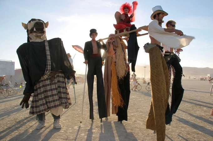Lễ hội hóa trang Burning Man là nơi con người được thỏa sức sáng tạo với những bộ cánh độc đáo. Nơi đây có những nhân vật và biệt ngữ riêng mà chỉ những người hay theo dõi các tờ báo địa phương mới hiểu hết. Bạn có thể thấy một "chú ngựa Sparkle" với dải bờm bảy sắc cầu vồng, hay những anh chàng chỉ mặc độc một chiếc áo sơ mi. Những người từ California (Mỹ) với biệt danh "những chú thỏ Yoga" khỏa thân dễ dàng gây sự chú ý với làn da rám nắng và cơ thể săn chắc thực hiện những động tác yoga tại khu làng chính. Lễ hội hóa trang Burning Man là nơi con người được thỏa sức sáng tạo với những bộ cánh độc đáo. Nơi đây có những nhân vật và biệt ngữ riêng mà chỉ những người hay theo dõi các tờ báo địa phương mới hiểu hết. Bạn có thể thấy một "chú ngựa Sparkle" với dải bờm bảy sắc cầu vồng, hay những anh chàng chỉ mặc độc một chiếc áo sơ mi. Những người từ California (Mỹ) với biệt danh "những chú thỏ Yoga" khỏa thân dễ dàng gây sự chú ý với làn da rám nắng và cơ thể săn chắc thực hiện những động tác yoga tại khu làng chính.