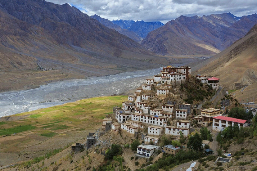 Tu viện Ki (ảnh) là tu viện lớn nhất Thung lũng Spiti. Tọa lạc trên đỉnh đồi tại độ cao 4.166m, tu viện hướng về sông Spiti, bao quanh bởi những rặng núi thẫm nâu trải dài. Ảnh: BBC.