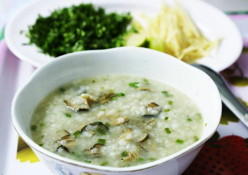 Cháo hàu sẽ ngon hơn khi ăn lúc nóng hổi, nghi ngút khói. Ảnh: Ngô Thiên Chương