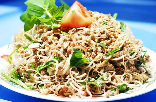 Gỏi nhộng ong là món đặc sản vùng U Minh Cà Mau. Ảnh: hotel84