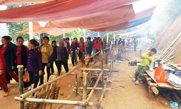Thung Nai nằm lọt thỏm trong lòng hồ sông Đà thuộc huyện Cao Phong, tỉnh Hòa Bình. Tập quán sinh hoạt khiến đồng bào trong lòng hồ đánh bắt cá tôm hàng ngày làm thức ăn. Để sử dụng món ăn được lâu, người Mường nghĩ ra cách hun khói và nướng cá để ăn quanh năm. Thung Nai nằm lọt thỏm trong lòng hồ sông Đà thuộc huyện Cao Phong, tỉnh Hòa Bình. Tập quán sinh hoạt khiến đồng bào trong lòng hồ đánh bắt cá tôm hàng ngày làm thức ăn. Để sử dụng món ăn được lâu, người Mường nghĩ ra cách hun khói và nướng cá để ăn quanh năm.