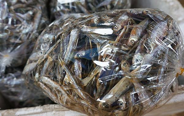 Cá khô nước ngọt khác nhiều so với cá khô biển. Người Mường ở Hòa Bình không ướp cá bằng muối nên khi chế biến cá khô có thể nướng để nhậu hoặc kho, rán tùy khẩu vị. Cá đánh bắt tại chỗ và phục vụ du khách có thể ăn luôn và mang về. Cá khô nước ngọt khác nhiều so với cá khô biển. Người Mường ở Hòa Bình không ướp cá bằng muối nên khi chế biến cá khô có thể nướng để nhậu hoặc kho, rán tùy khẩu vị. Cá đánh bắt tại chỗ và phục vụ du khách có thể ăn luôn và mang về.