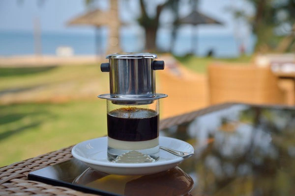 Cà phê Việt được Huffingtonpost mô tả như một thức uống hoàn hảo. Được pha theo phong cách thuần Việt gồm cà phê pha phin có cho thêm sữa đặc theo tỷ lệ. Thức uống này có thể khiến món cà phê latte cảm thấy xấu hổ.