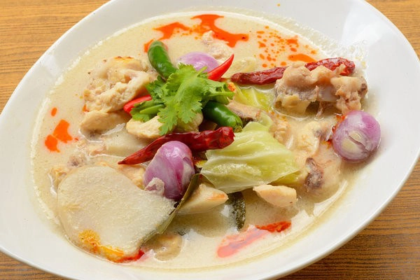 Tom Kha Kai - súp gà dừa là món ăn vượt thời gian ở Thái Lan. Hương vị đậm đà của riềng, sả và lá chanh sẽ đánh thức vị giác của bạn khi thưởng thức.