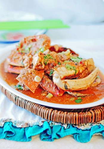 Món cua sốt cay Chili Crab là món ăn nổi tiếng của Singapore mà hầu hết khách du lịch tới đây đều muốn thưởng thức. Chili Crab bao gồm cua nấu với cà chua và được rưới sốt ớt, có thể được tìm thấy trong thực đơn của bất kỳ nhà hàng hải sản nào ở Singapore. Nếu bạn là một người yêu hải sản, món ăn này dành cho bạn. Món cua sốt cay Chili Crab là món ăn nổi tiếng của Singapore mà hầu hết khách du lịch tới đây đều muốn thưởng thức. Chili Crab bao gồm cua nấu với cà chua và được rưới sốt ớt, có thể được tìm thấy trong thực đơn của bất kỳ nhà hàng hải sản nào ở Singapore. Nếu bạn là một người yêu hải sản, món ăn này dành cho bạn.