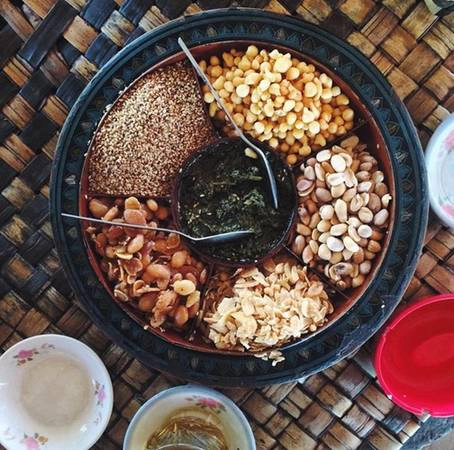 Ở Myanmar, trà không chỉ đơn thuần là đồ uống mà còn có thể là một món ăn vô cùng hấp dẫn - Tea Leaf Salad (Salad lá trà). Để làm salad này, lá trà, chua, đắng được trộn với bắp cải thái sợi, cà chua, đậu, các loại hạt, tỏi, ớt. Món ăn này thường là món khai vị hoặc dùng với cơm.