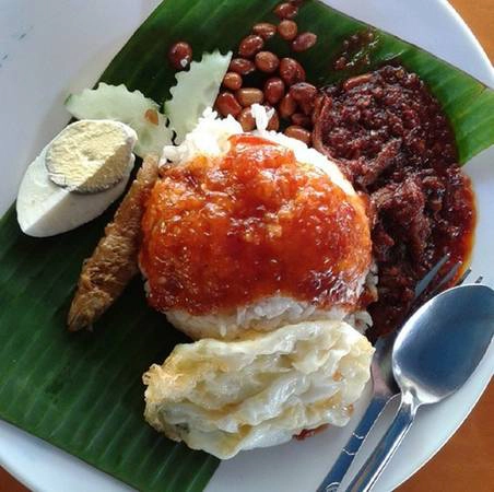 Nasi Lemak là món ăn phổ biến trong bữa sáng ở Malaysia. Cơm được nấu với nước dừa và lá dứa thơm nức mũi, sau đó được rưới sốt đặc biệt, ăn kèm với cá cơm và dưa chuột.