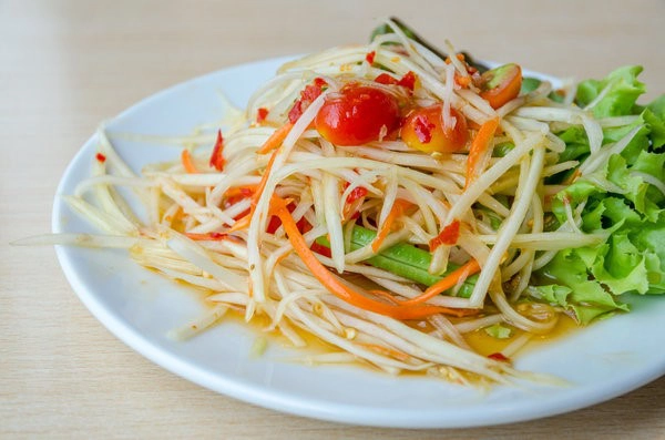Green Papaya của Thái Lan là món salad cực đơn giản với nguyên liệu từ đu đủ xanh trộn với với tôm khô, ớt và chanh tạo nên vị chua cay nhẹ.