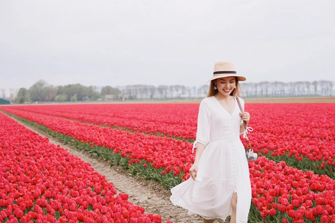 Nơi đầu tiên mà cô đặt chân tới là Hà Lan với những thảm hoa tulip đang vào mùa khoe sắc. Hoa tulip cũng là loài hoa yêu thích từ nhỏ của Linh Phi. "Thật hạnh phúc khi được nhìn thấy thứ mà mình đã được nghe hàng nghìn lần. Tulip - giấc mơ thơ trẻ của tôi", cô chia sẻ. Nhưng thay vì tới vườn Keukenhof nổi tiếng thì Linh Phi lại lựa chọn một cánh đồng hoa tự nhiên, rộng bạt ngàn trên đường đi thăm ngôi làng Giethoorn. "Tulip mùa này thật sự đẹp say lòng người con gái... Nhưng nếu nắng ấm thì khung ảnh ngày hôm ấy sẽ càng tuyệt vời hơn", bà xã Ngô Quang Tuấn kể. Nơi đầu tiên mà cô đặt chân tới là Hà Lan với những thảm hoa tulip đang vào mùa khoe sắc. Hoa tulip cũng là loài hoa yêu thích từ nhỏ của Linh Phi. "Thật hạnh phúc khi được nhìn thấy thứ mà mình đã được nghe hàng nghìn lần. Tulip - giấc mơ thơ trẻ của tôi", cô chia sẻ. Nhưng thay vì tới vườn Keukenhof nổi tiếng thì Linh Phi lại lựa chọn một cánh đồng hoa tự nhiên, rộng bạt ngàn trên đường đi thăm ngôi làng Giethoorn. "Tulip mùa này thật sự đẹp say lòng người con gái... Nhưng nếu nắng ấm thì khung ảnh ngày hôm ấy sẽ càng tuyệt vời hơn", bà xã Ngô Quang Tuấn kể.