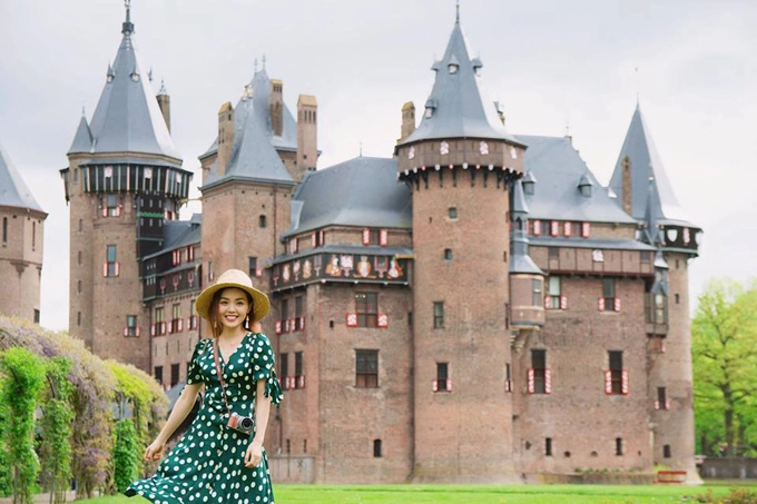 Điểm đến tiếp theo của chuyến hành trình cổ tích là tòa lâu đài De Haar Castle, nơi có kiến trúc độc đáo, như bước ra từ trong những câu chuyện cổ tích Hà Lan. Lâu đài De Haar cũng là tòa lâu đài lớn nhất và sang trọng nhất ở Hà Lan, được xây dựng vào đầu thế kỷ 20 bởi kiến trúc sư nổi tiếng người Hà Lan Pierre Cuypers. Điểm đến tiếp theo của chuyến hành trình cổ tích là tòa lâu đài De Haar Castle, nơi có kiến trúc độc đáo, như bước ra từ trong những câu chuyện cổ tích Hà Lan. Lâu đài De Haar cũng là tòa lâu đài lớn nhất và sang trọng nhất ở Hà Lan, được xây dựng vào đầu thế kỷ 20 bởi kiến trúc sư nổi tiếng người Hà Lan Pierre Cuypers.