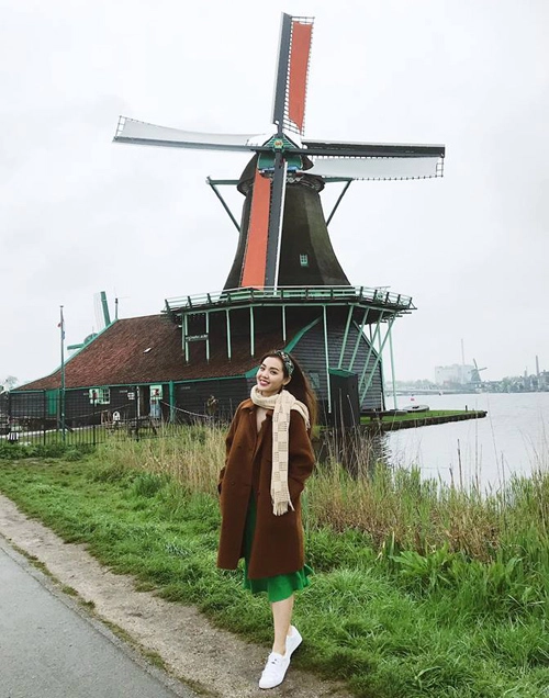 Cách đó không xa là ngôi làng cổ Zaanse Schans, đồng thời cũng là một bảo tàng ngoài trời với đầy đủ kiến trúc truyền thống Hà Lan. Theo nữ ca sĩ, ngôi làng thôn quê nhỏ bên bờ sông Zaan rất thanh bình với những chiếc cối xay gió cạnh những ngôi nhà gỗ xinh xắn. Nơi đây cũng nổi tiếng có một bộ sưu tập các cối xay gió lịch sử được bảo quản tốt từ thế kỷ 16. Điều đặc biệt là những chiếc cối xay gió này vẫn hoạt động bình thường chứ không phải chỉ để trưng bày Cách đó không xa là ngôi làng cổ Zaanse Schans, đồng thời cũng là một bảo tàng ngoài trời với đầy đủ kiến trúc truyền thống Hà Lan. Theo nữ ca sĩ, ngôi làng thôn quê nhỏ bên bờ sông Zaan rất thanh bình với những chiếc cối xay gió cạnh những ngôi nhà gỗ xinh xắn. Nơi đây cũng nổi tiếng có một bộ sưu tập các cối xay gió lịch sử được bảo quản tốt từ thế kỷ 16. Điều đặc biệt là những chiếc cối xay gió này vẫn hoạt động bình thường chứ không phải chỉ để trưng bày
