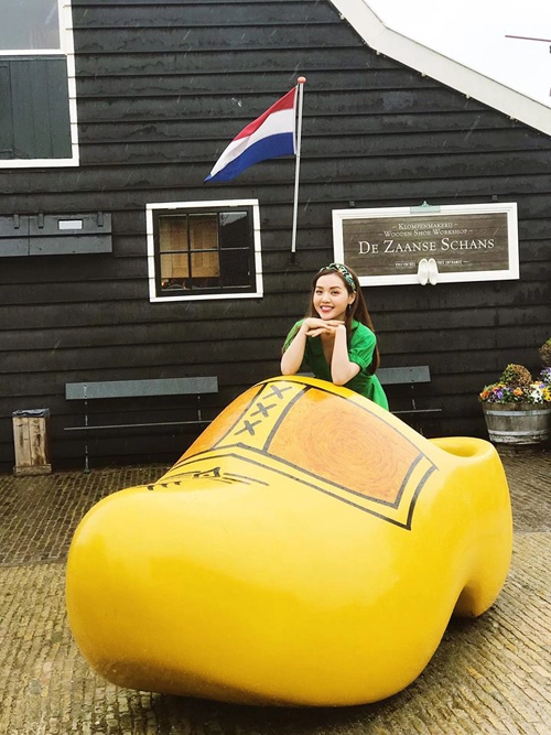 Đến với Zaanse Schans ngoài chiêm ngưỡng cối xay gió, nàng MC cũng quên ghé thăm xưởng làm guốc gỗ - một trong những biểu tượng của Hà Lan. Nghề làm guốc cũng được coi là một nghề thủ công truyền thống của vùng sông Zaan. Du khách sẽ được tận mắt nhìn các nghệ nhân thực hiện làm những chiếc guốc bằng máy ngay trước mắt và mua những món quà lưu niệm có một không hai hay chụp ảnh với các biểu tượng guốc khổng lồ, độc đáo. Đến với Zaanse Schans ngoài chiêm ngưỡng cối xay gió, nàng MC cũng quên ghé thăm xưởng làm guốc gỗ - một trong những biểu tượng của Hà Lan. Nghề làm guốc cũng được coi là một nghề thủ công truyền thống của vùng sông Zaan. Du khách sẽ được tận mắt nhìn các nghệ nhân thực hiện làm những chiếc guốc bằng máy ngay trước mắt và mua những món quà lưu niệm có một không hai hay chụp ảnh với các biểu tượng guốc khổng lồ, độc đáo.