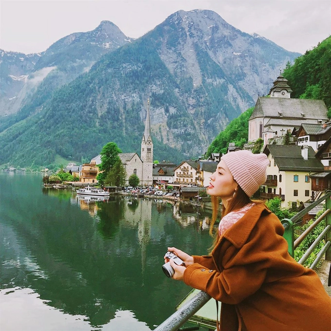 Rời Hà Lan, Linh Phi tiếp tục di chuyển đến Áo để thăm ngôi làng Hallstatt - viên ngọc quý của quốc gia châu Âu này. Có lẽ không phải giới thiệu nhiều bởi lẽ bất cứ ai đặt chân tới Áo cũng ao ước được ghé thăm ngôi làng đẹp tựa tranh vẽ, soi bóng xuống mặt hồ, bốn bề là núi non hùng vĩ. Nằm giữa hai thành phố Salzburg và Graz ở khu hồ Salzkammergut, ngôi làng còn được UNESCO công nhận là di sản văn hoá thế giới cũng như được đánh giá là một trong 20 thị trấn đẹp nhất châu Âu. Rời Hà Lan, Linh Phi tiếp tục di chuyển đến Áo để thăm ngôi làng Hallstatt - viên ngọc quý của quốc gia châu Âu này. Có lẽ không phải giới thiệu nhiều bởi lẽ bất cứ ai đặt chân tới Áo cũng ao ước được ghé thăm ngôi làng đẹp tựa tranh vẽ, soi bóng xuống mặt hồ, bốn bề là núi non hùng vĩ. Nằm giữa hai thành phố Salzburg và Graz ở khu hồ Salzkammergut, ngôi làng còn được UNESCO công nhận là di sản văn hoá thế giới cũng như được đánh giá là một trong 20 thị trấn đẹp nhất châu Âu.