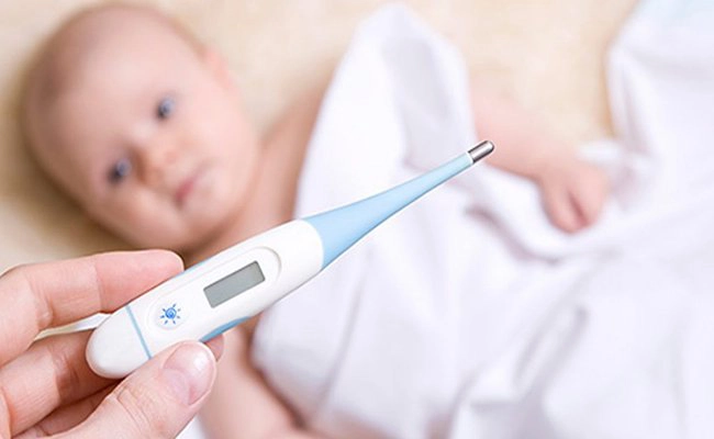 Trẻ mắc bệnh tay chân miệng khi có biểu hiện sốt cao