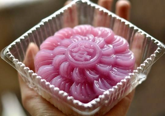 So với các loại bánh hand made năm nay, bánh Trung thu rau câu có giá mềm hơn - 30.000 đồng/chiếc nhưng khá lớn.