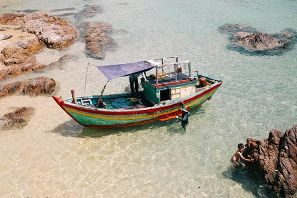 Tại Quy Nhơn, Quang tìm được nhà nghỉ và chỗ thuê xe máy rẻ. Sau đó hai người đi đến Cát Tiên để ra đảo Kỳ Co - một trong những điểm đến hot nhất trong hè. Quang đã rất thích thú và hài lòng khi đến "thiên đường biển đảo" này, chỉ với 350.000 đống một người mà đã bao trọn từ đi cano, tắm biển, ăn uống trên bè. Chàng trai này chia sẻ, đến đây, chỉ cần bạn than đói, người ta sẽ nấu đồ ăn, toàn hải sản tươi ngon, ăn đến khi nào no thì thôi. 