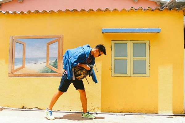 Rời Quy Nhơn, Quang và cô bạn đồng hành đi đến ngôi làng bích họa Tam Thanh ở Quảng Ngãi. Đối với Quang, mọi thứ ở đây đều dễ thương, con người cực kỳ vui vẻ và thân thiện