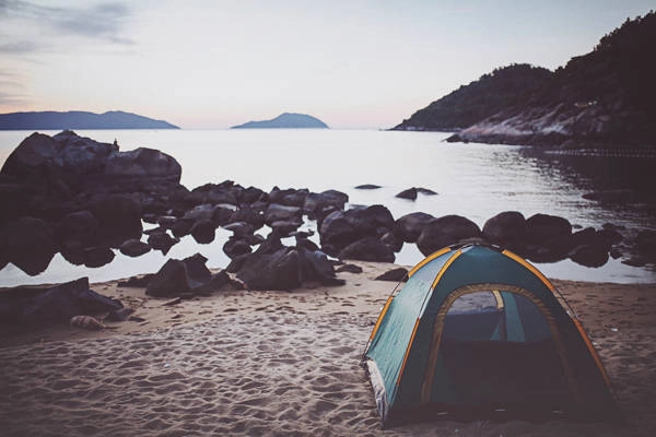 Ngoài ra, Quang còn ghé vào Đà Nẵng và Huế để thăm thú. Ở mỗi nơi, chàng trai này cùng với bạn gái đã tìm thấy rất nhiều niềm vui và có những kỷ niệm đáng nhớ. Đó là những người dân hiền lành, chất phác mà cậu tình cờ gặp trong chuyến đi. Hay những cảnh sắc bình dị nhưng đầy thơ mộng. Hơn nữa, trong suốt hành trình dài ngày này, Quang chỉ tốn hết khoảng 6 triệu đồng kể cả chi phí đi lại như máy bay, tàu hỏa, ôtô..., nhà nghỉ, ăn uống.... mọi thứ đều rất rẻ. Đối với một sinh viên vừa ra trường, thì đây là một trải nghiệm lý thú và ý nghĩa.