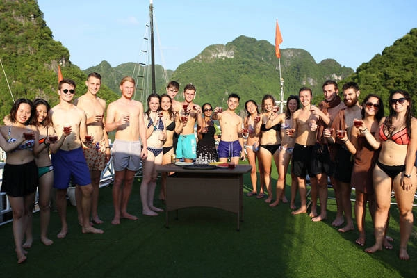 Nơi đầu tiên Bá Quang ghé chân là Hạ Long. Tại đây, Quang đã cùng trải nghiệm hai ngày trên thuyền để dạo quanh vịnh và tham gia tiệc tùng cùng với những người bạn vừa mới quen.