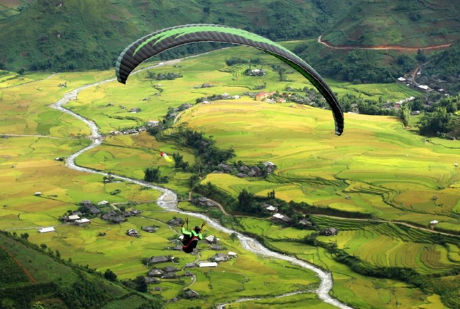 Nhảy dù từ đèo Khau Phạ ngắm nhìn thung lũng bên dưới. Ảnh: webcheckin
