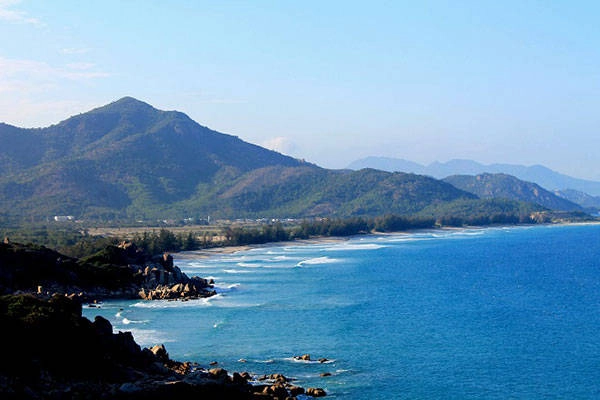 Biển Bình Tiên hoang sơ đẹp đến nao lòng và sẽ là điểm cắm trại, ngắm bình minh rất tuyệt. Ảnh: Vĩnh Hy.