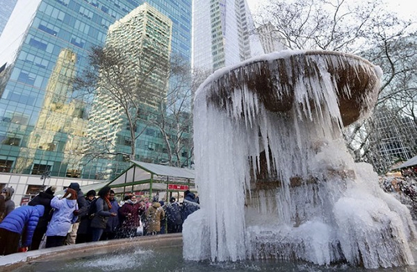 Đài phun nước ở trung tâm New York cũng đóng băng hoàn toàn như ở Bắc Cực. Đài phun nước ở trung tâm New York cũng đóng băng hoàn toàn như ở Bắc Cực.