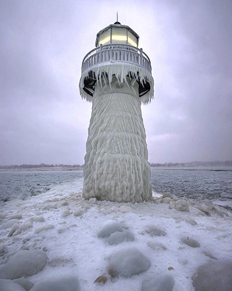 Băng tuyết cũng làm ngọn đèn hải đăng ở St Joseph Michigan hoá đá. Đây là địa điểm được nhiều người tìm tới mỗi khi có đợt lạnh kỷ lục, bởi hình dáng của công trình này trong băng giá gợi nhắc tới những câu chuyện thần thoại. Băng tuyết cũng làm ngọn đèn hải đăng ở St Joseph Michigan hoá đá. Đây là địa điểm được nhiều người tìm tới mỗi khi có đợt lạnh kỷ lục, bởi hình dáng của công trình này trong băng giá gợi nhắc tới những câu chuyện thần thoại.