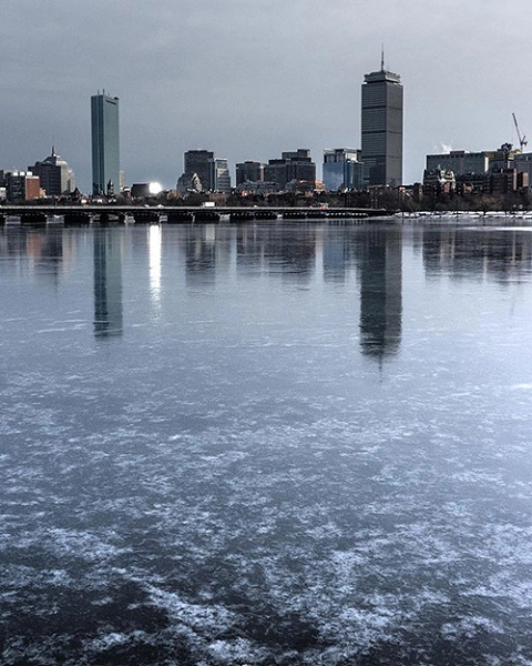 Ở Boston, mọi thứ cũng không khá khẩm hơn khi dòng sông chảy qua trung tâm thành phố cũng biến thành một lớp băng dày như tủ đá. Ở Boston, mọi thứ cũng không khá khẩm hơn khi dòng sông chảy qua trung tâm thành phố cũng biến thành một lớp băng dày như tủ đá.