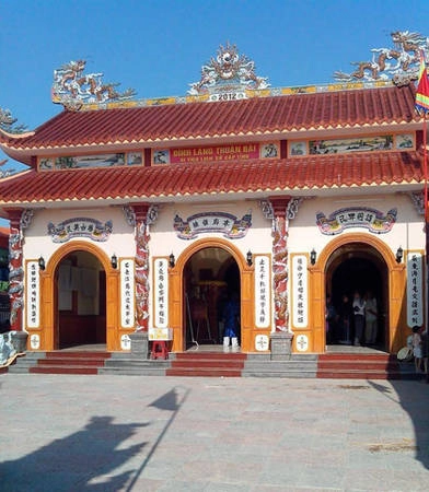Đình Thuận Bài Cách Vũng Chùa - Đảo Yến khoảng 9 km về phía bắc, đình nằm ở trung tâm của làng Thuận Bài, ngay chân cầu phía bắc sông Gianh, thuộc xã Quảng Thuận, Quảng Trạch. Đình được xây dựng để ghi nhớ công ơn của của người khai sinh ra ngôi làng này. Đây cũng là di tích lịch sử văn hóa tâm linh thu hút. Đến đây, du khách sẽ được hòa mình vào cảnh sắc thiên nhiên trên dòng sông Gianh thơ mộng, và tham gia các lễ hội tổ chức thường niên. Ảnh: Hoàng Thương Đình Thuận Bài Cách Vũng Chùa - Đảo Yến khoảng 9 km về phía bắc, đình nằm ở trung tâm của làng Thuận Bài, ngay chân cầu phía bắc sông Gianh, thuộc xã Quảng Thuận, Quảng Trạch. Đình được xây dựng để ghi nhớ công ơn của của người khai sinh ra ngôi làng này. Đây cũng là di tích lịch sử văn hóa tâm linh thu hút. Đến đây, du khách sẽ được hòa mình vào cảnh sắc thiên nhiên trên dòng sông Gianh thơ mộng, và tham gia các lễ hội tổ chức thường niên. Ảnh: Hoàng Thương
