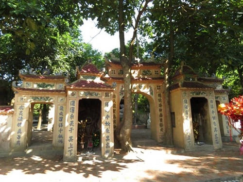 Đền thờ Liễu Hạnh Công Chúa Nằm trong di tích danh lam thắng cảnh Đèo Ngang, thuộc xã Quảng Đông, huyện Quảng Trạch, đền là di tích tín ngưỡng dân gian với hình tượng Mẫu Liễu Hạnh trong đời sống tâm linh của dân tộc. Đây cũng là điểm sinh hoạt văn hóa cộng đồng của người bản địa và du khách. Ảnh: Motthegioi Đền thờ Liễu Hạnh Công Chúa Nằm trong di tích danh lam thắng cảnh Đèo Ngang, thuộc xã Quảng Đông, huyện Quảng Trạch, đền là di tích tín ngưỡng dân gian với hình tượng Mẫu Liễu Hạnh trong đời sống tâm linh của dân tộc. Đây cũng là điểm sinh hoạt văn hóa cộng đồng của người bản địa và du khách. Ảnh: Motthegioi