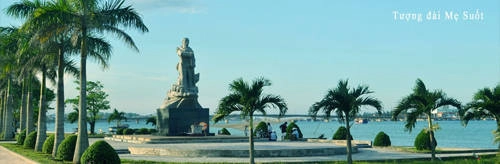 Tượng đài Mẹ Suốt Tượng đài được xây dựng ngay tại trung tâm của bến đò mang tên mẹ Suốt, vinh danh người phụ nữ anh dũng đưa đò năm xưa. Đây là điểm giao lưu, sinh hoạt văn hóa của người dân bản địa, thường tổ chức các lễ hội múa hát, vui chơi cho các em nhỏ. Sau khi dâng hương viếng thăm tượng đài Mẹ Suốt, du khách có thể ghé thăm làng chài Bảo Ninh, biển Nhật Lệ. Ảnh: Quangbinhtourism Tượng đài Mẹ Suốt Tượng đài được xây dựng ngay tại trung tâm của bến đò mang tên mẹ Suốt, vinh danh người phụ nữ anh dũng đưa đò năm xưa. Đây là điểm giao lưu, sinh hoạt văn hóa của người dân bản địa, thường tổ chức các lễ hội múa hát, vui chơi cho các em nhỏ. Sau khi dâng hương viếng thăm tượng đài Mẹ Suốt, du khách có thể ghé thăm làng chài Bảo Ninh, biển Nhật Lệ. Ảnh: Quangbinhtourism