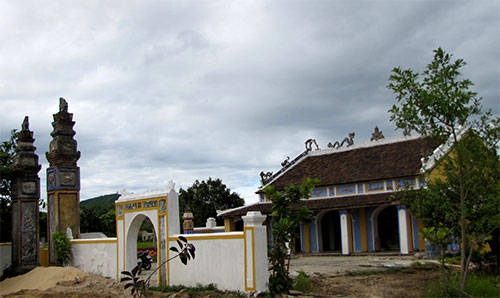 Đình Minh Lệ Di tích này nằm ngay con đường làng thuộc thôn Minh Lệ, xã Quảng Minh, Quảng Trạch, cách thị trấn Ba Đồn khoảng 6 km về phía tây nam. Đình Minh Lệ mang dáng dấp của một ngôi đình cổ kính với hình tượng hai con rồng lượn được cách điệu bằng hoa lá và chạm khắc khá bắt mắt. Ngôi đình này không chỉ là nơi thờ tự các vị tổ tiên, thành hoàng họ Trương ở Bắc Ninh vào khai phá lập làng, mà còn là di tích lịch sử trong các kháng chiến. Ảnh: hoitruong Đình Minh Lệ Di tích này nằm ngay con đường làng thuộc thôn Minh Lệ, xã Quảng Minh, Quảng Trạch, cách thị trấn Ba Đồn khoảng 6 km về phía tây nam. Đình Minh Lệ mang dáng dấp của một ngôi đình cổ kính với hình tượng hai con rồng lượn được cách điệu bằng hoa lá và chạm khắc khá bắt mắt. Ngôi đình này không chỉ là nơi thờ tự các vị tổ tiên, thành hoàng họ Trương ở Bắc Ninh vào khai phá lập làng, mà còn là di tích lịch sử trong các kháng chiến. Ảnh: hoitruong