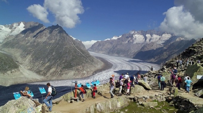 Sông băng Aletsch có chiều dài lên đến 23 km, bao phủ 120 km2. Vào mùa đông, cả dòng sông tự nhiên đều hóa thành mặt băng lớn. Ảnh: Myswitzerland.